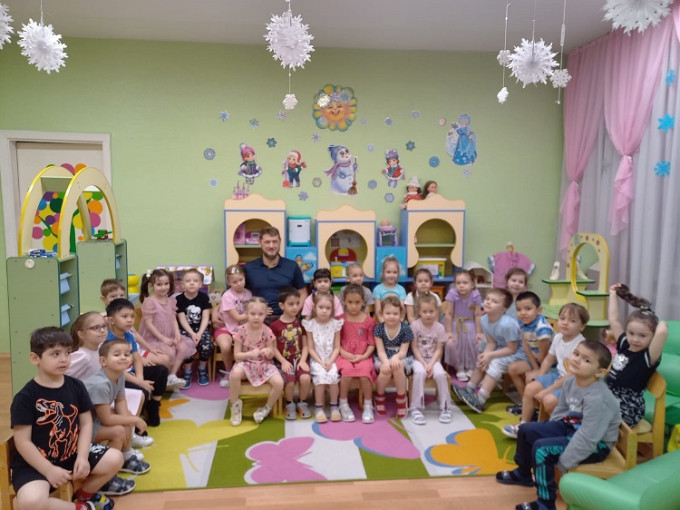 «Расскажи мне, папа, про твою работу» «Расскажи мне, папа, про твою работу».